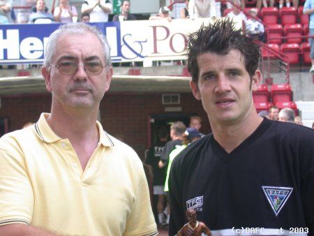 (c) www.DAFC.net
Photographs can be requested from photos@dafc.net
Stevie accepts the award from our very own Brian Duncan - The editor of the site.)
(DAFC.netplayeroftheyearawards2003.003.jpg)