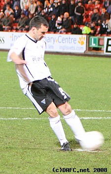                          (c) www.DAFC.net
Photographs can be requested from photos@dafc.net

Stephen Glass puts the pars 1-0 up from the spot

(glasstakesthepenalty.jpg)