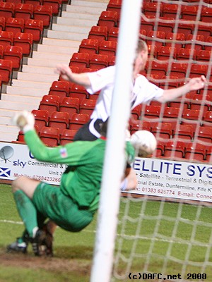                          (c) www.DAFC.net
Photographs can be requested from photos@dafc.net

Keeper pulls down Simmons

(keepergrabssimmons.jpg)