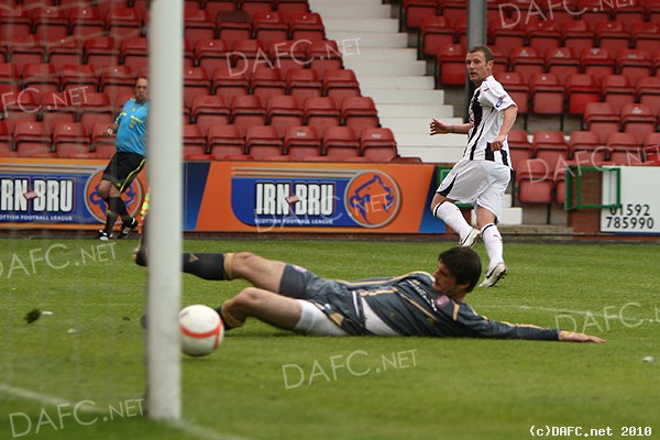 (c) www.DAFC.net
Photographs can be requested from photos@dafc.net
Kirk makes it 1-0
(kirkscores2ParsvArbroath24thJuly2010.jpg)